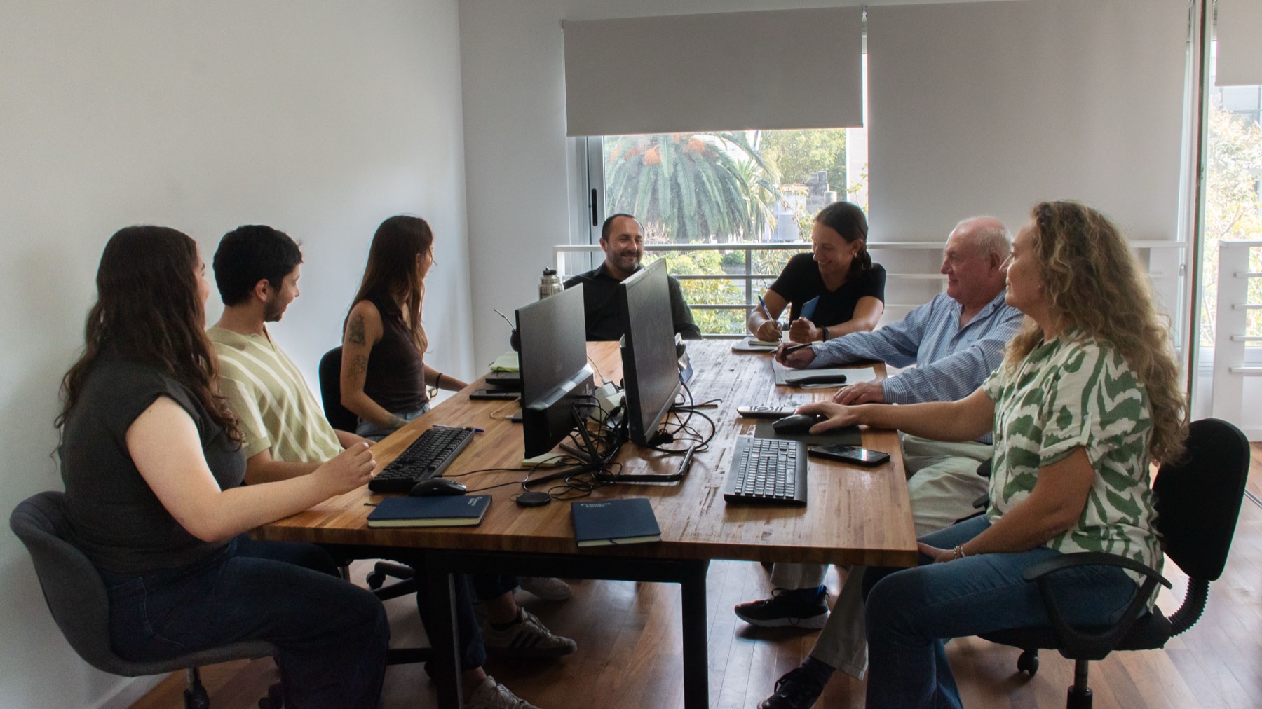 El equipo de Último Piso en una reunión de trabajo